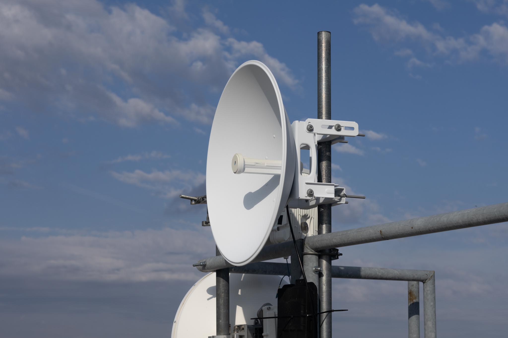 Wireless radio dish